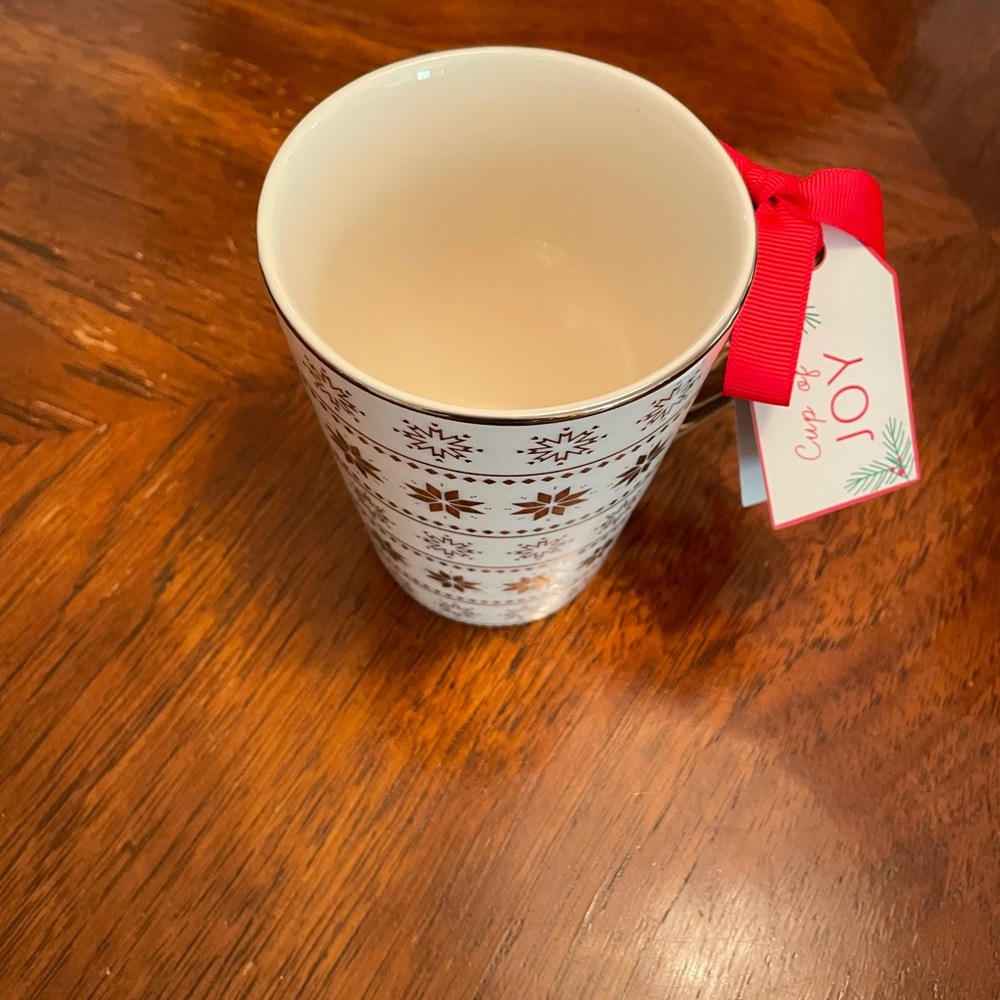 Snowflake Holiday Gold Mugs. Set of 4🎄🎄🎄🎄🎄4 Christmas 🤶 mugs for $30 it’s a deal